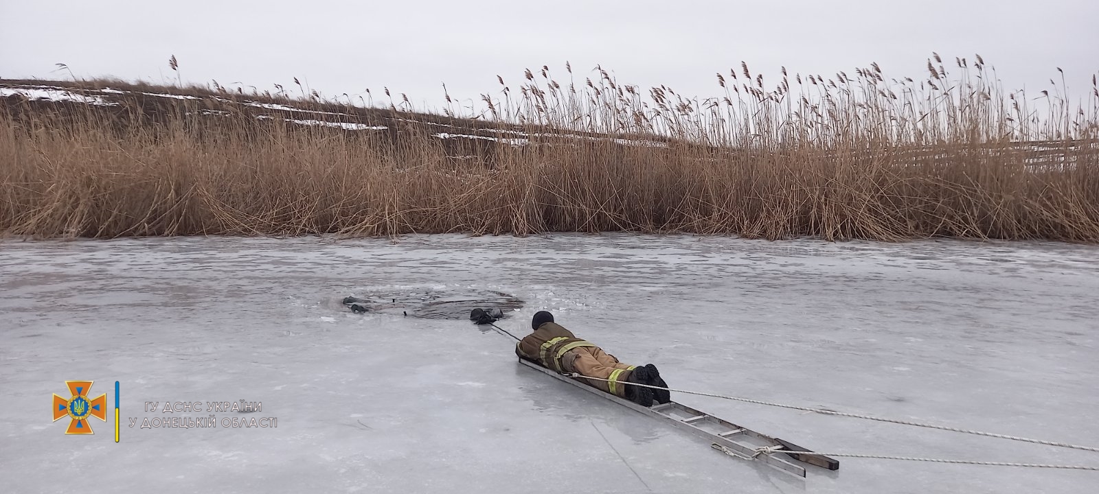 В Донецкой области спасатели из-под льда достали тело мужчины 