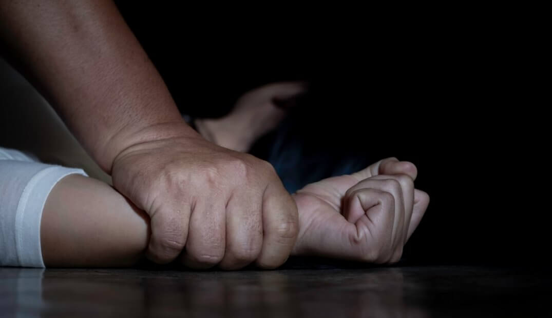 В Каменском неизвестный мужчина изнасиловал 17-летнюю девушку