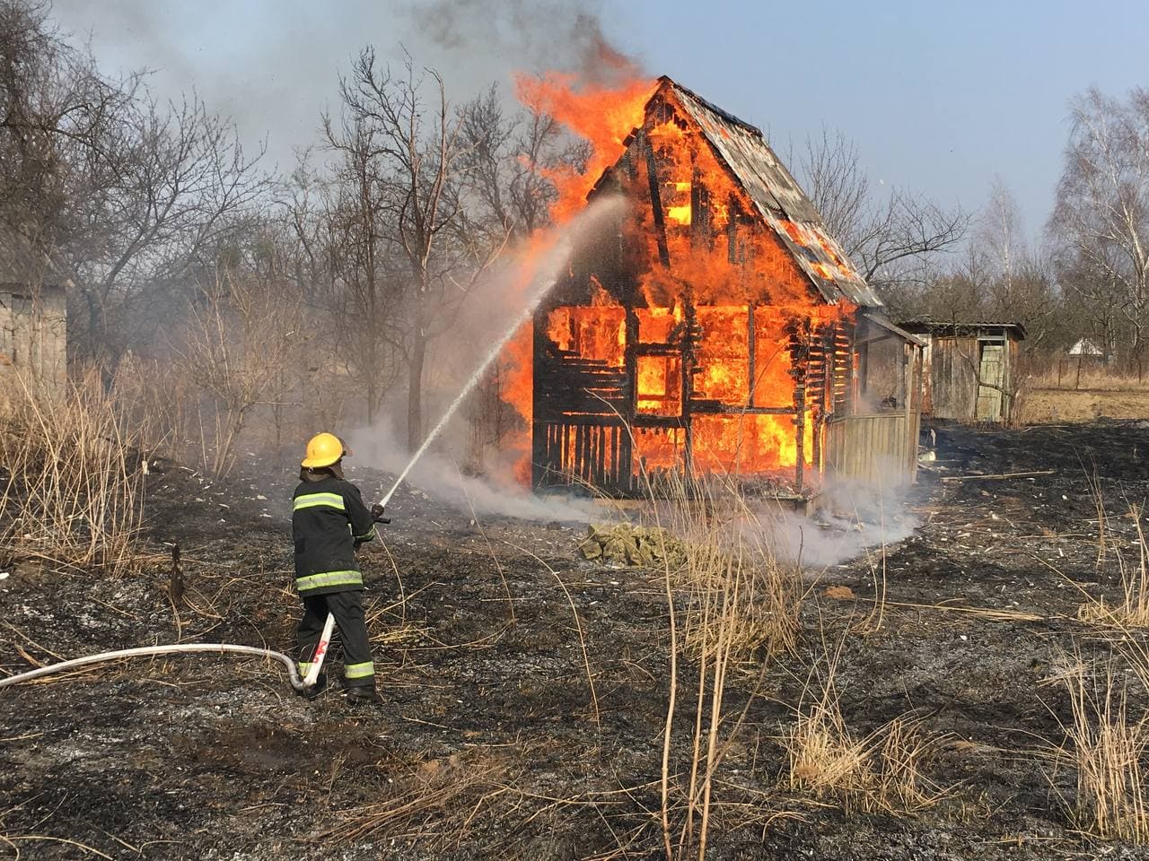 Спасатели предупреждают о пожарной опасности в Украине