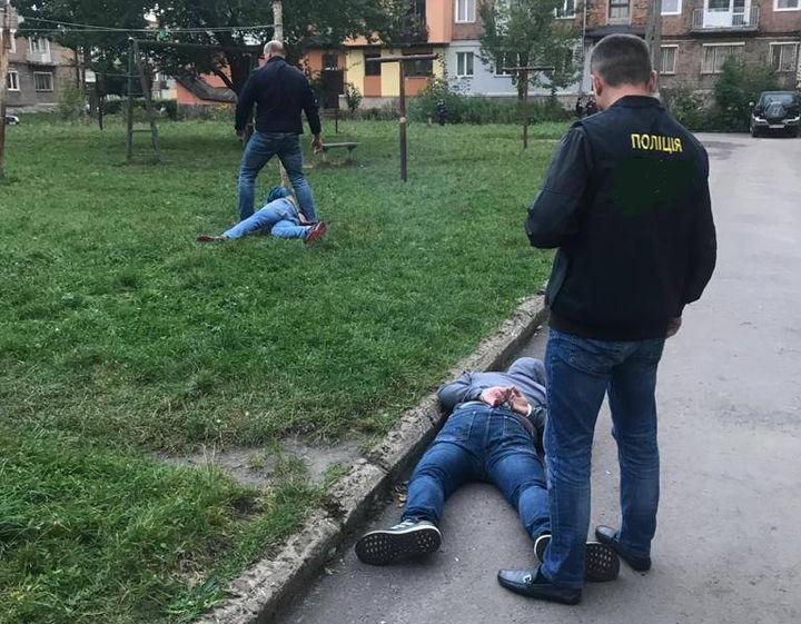 Во Львовской области группа молодых людей вымогала деньги у сверстника, угрожая расправой над родителями
