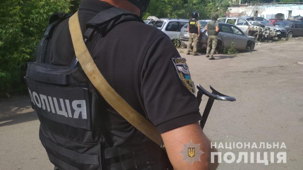 В Полтаве подозреваемый в автоугоне угрожает полиции  взрывом гранаты 