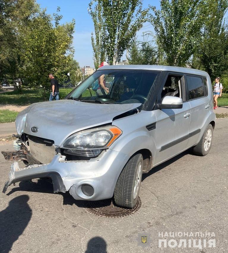 Викрав авто і спричинив ДТП: У Кривому Розі чоловік скоїв наїзд на літню жінку 