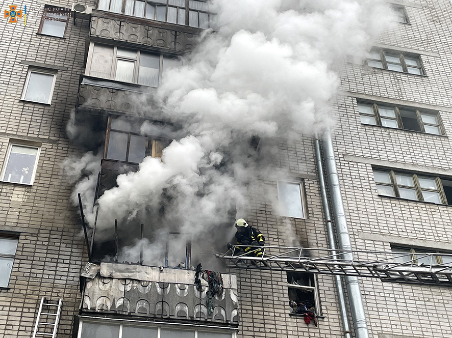 На Полтавщине спасатели более 5 часов тушили пожар в многоэтажке