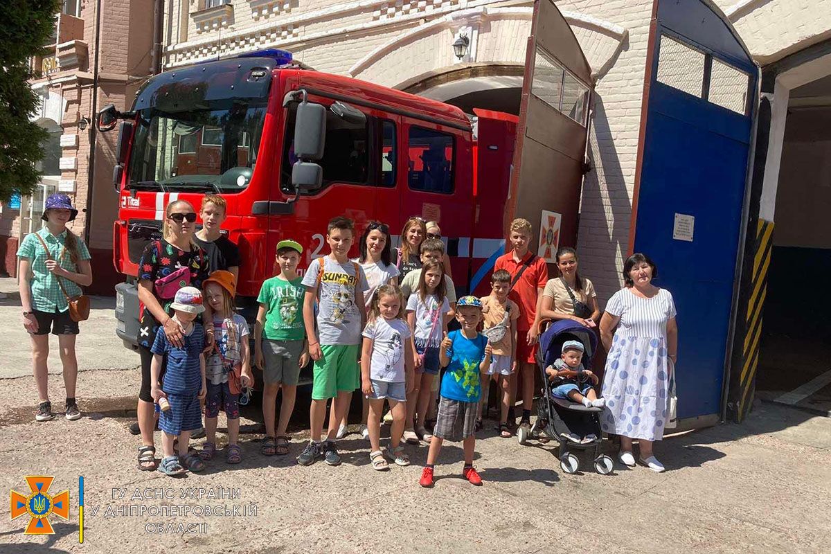 У Дніпрі родини-переселенців відвідали виставку пожежно-рятувальної служби