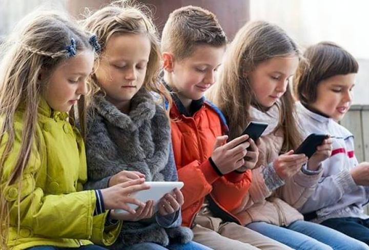 Дистанционка в смартфоне: в Украине презентовали мобильное приложение «Всеукраинская школа онлайн» для учеников 5-11 классов