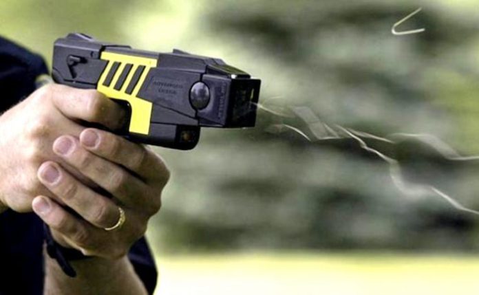 Украинские полицейские будут использовать электрошокеры при задержании преступников