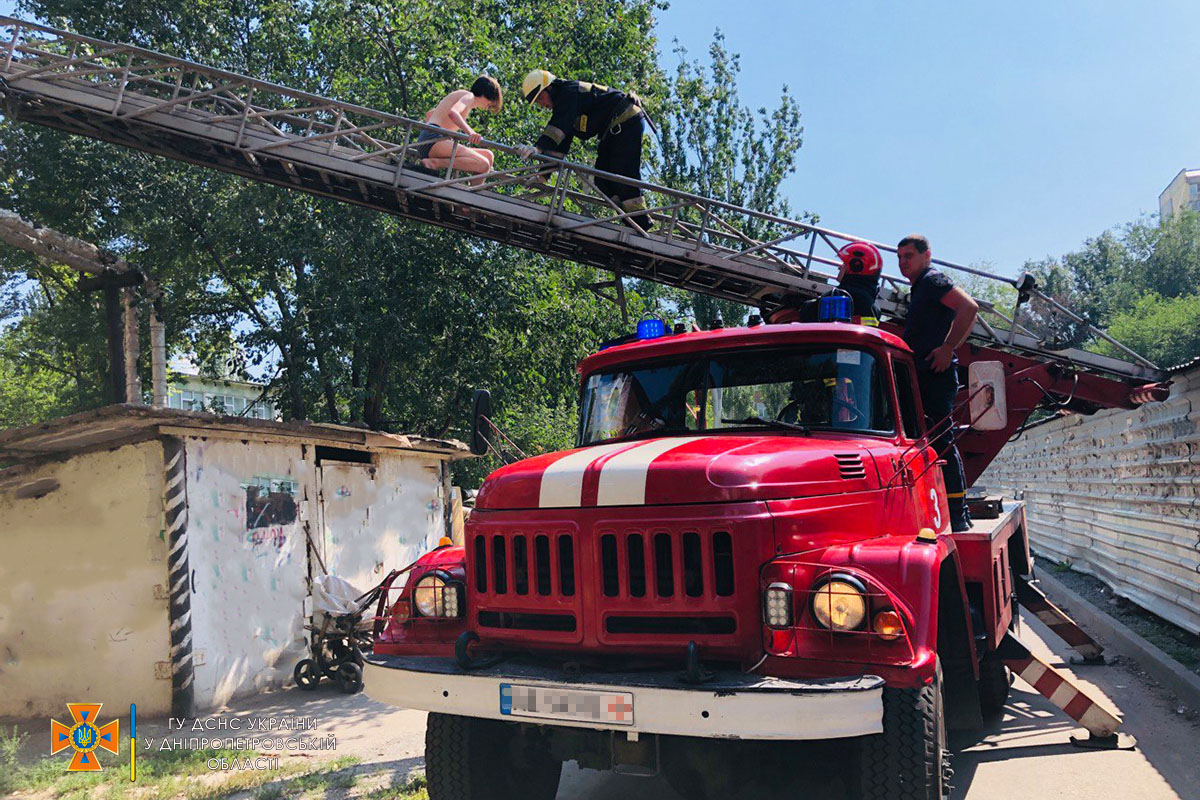 В Амур-Нижньодніпровському районі Дніпра чоловік став заручником димової завіси у власній квартирі 