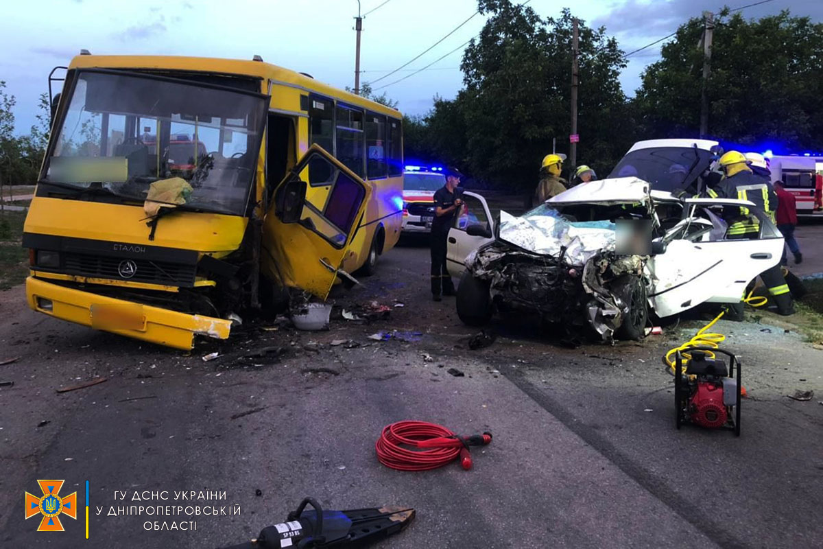 У Нікополі зіткнулися пасажирський автобус та легковик: одна людина загинула на місці, трьох госпіталізовано  