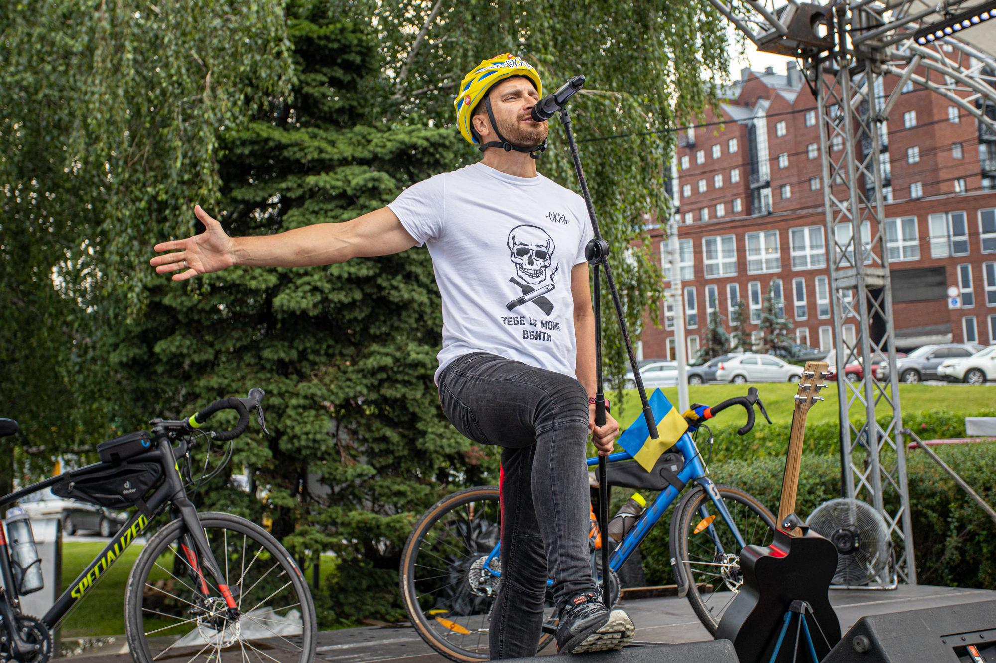 #НЕзависимый велотур в Днепре: фронтмен группы СКАЙ приехал в город на двухколесном и спел на Фестивальном причале