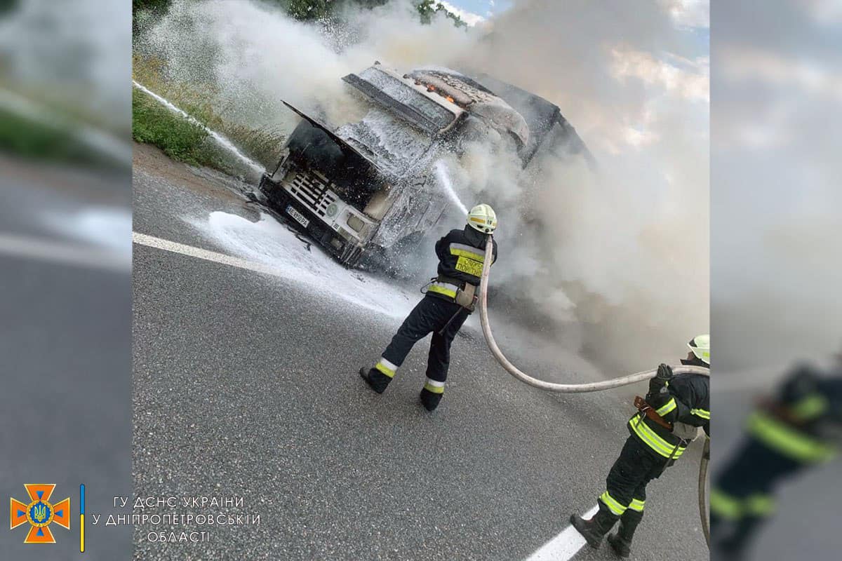 Кабіна вантажівки зайнялася просто під час руху: на трасі Дніпро-Запоріжжя рятувальники гасили палаюче авто