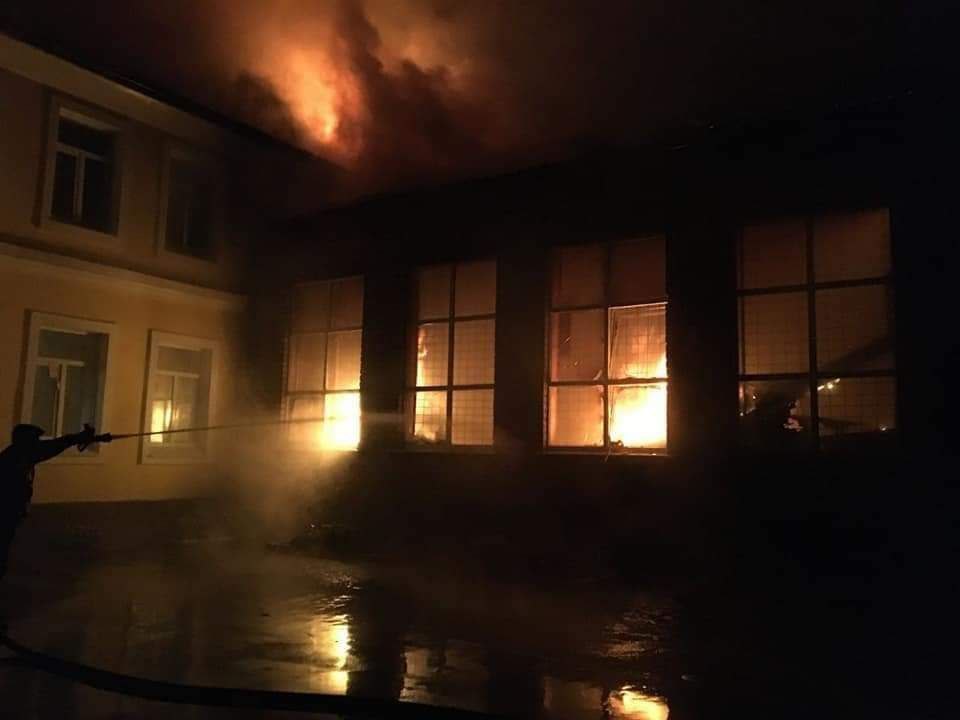 В Чугуеве Харьковской области горела школа: спасателям понадобилась подмога