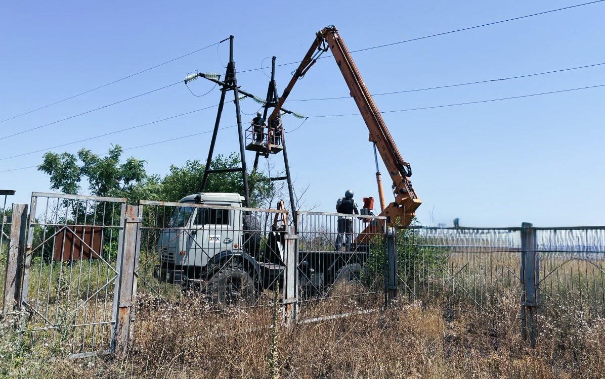 Енергетики ДТЕК після обстрілів повернули світло для 1,6 тисячі родин Дніпропетровщини