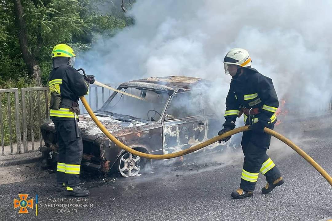 Автівка зайнялася просто під час руху: у Дніпрі рятувальники гасили пожежу 