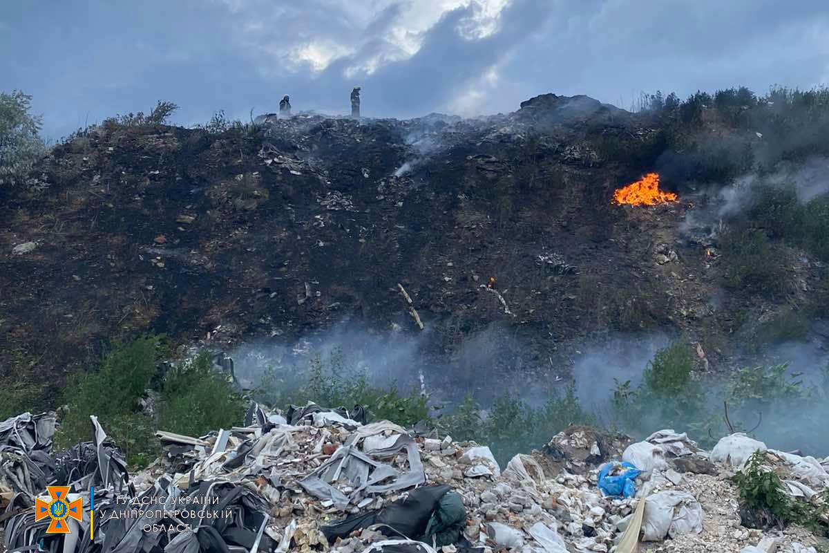 У Дніпрі рятувальники 2 години гасили пожежу на стихійному сміттєзвалищі