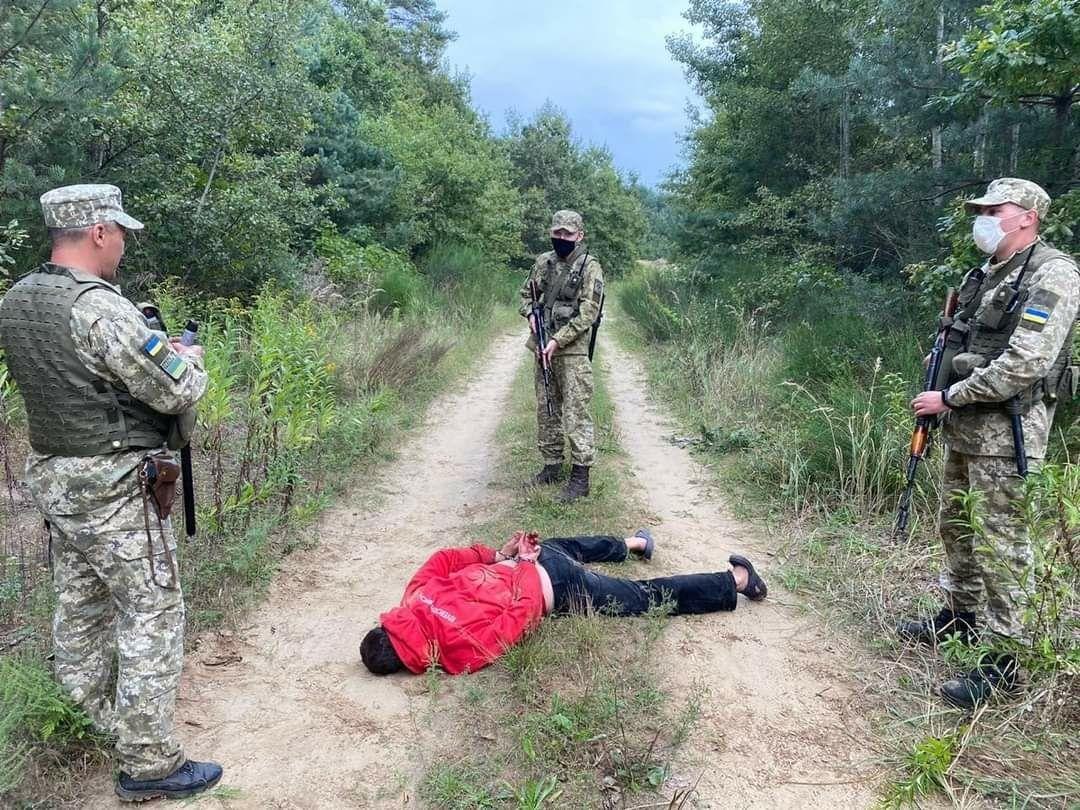 Во Львовской области мужчина напал с ножом на пограничника