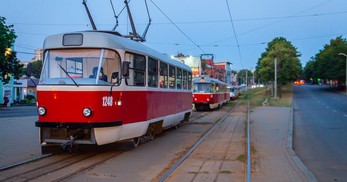 Транспорт уже зранку працював за розкладом: у Дніпрі оперативно відремонтували контактну мережу поблизу місця прильоту 24 серпня