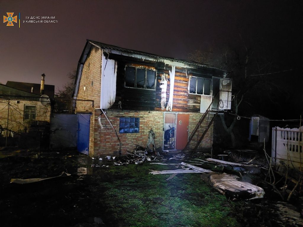 На Киевщине в результате пожара в частном доме погибли два человека 