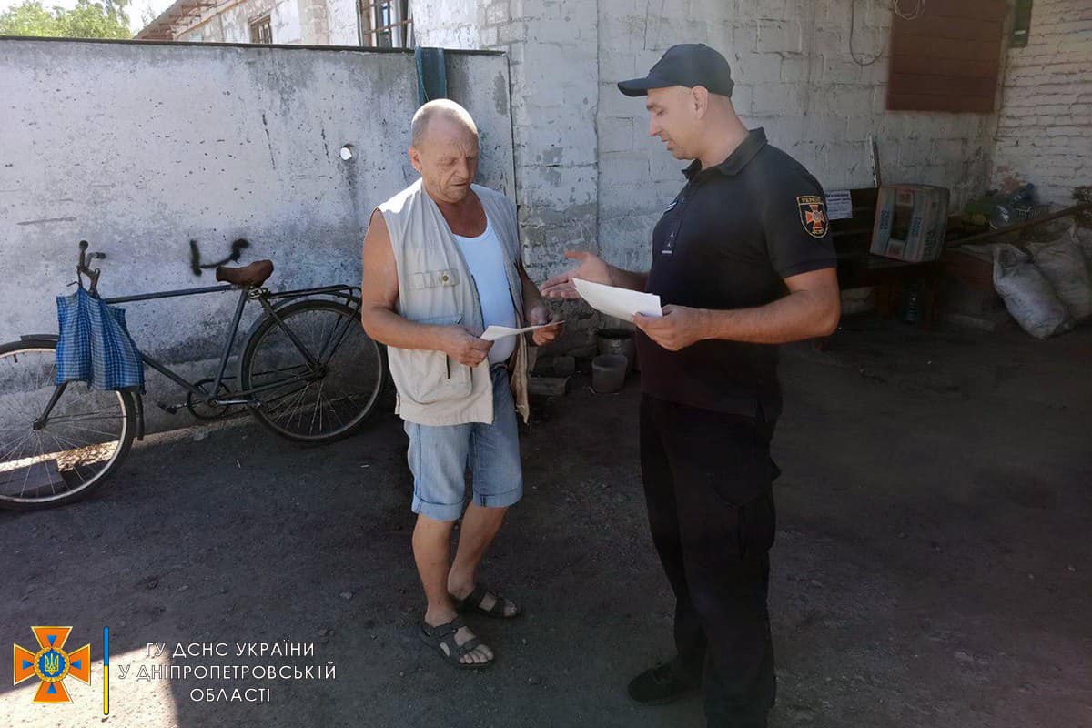 Рятувальники нагадали жителям Магдалинівки про правила пожежної безпеки та заборону спалювати сміття 