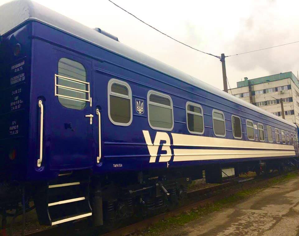 “Укрзалізниця” займется перекраской вагонов поездов