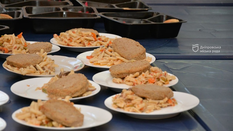 2000 ВПО у Дніпрі щодня безкоштовно забезпечують гарячими обідами