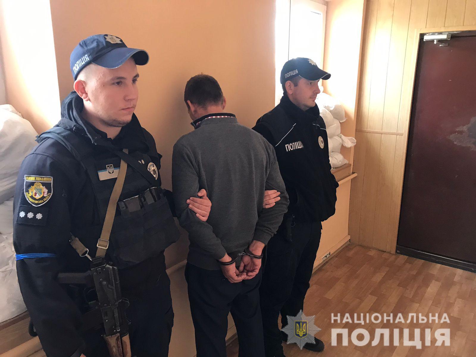 Пройшов за дівчиною у під’їзд, зґвалтував та пограбував: у Новокодацькому районі Дніпра поліціянти затримали 43-річного чоловіка 