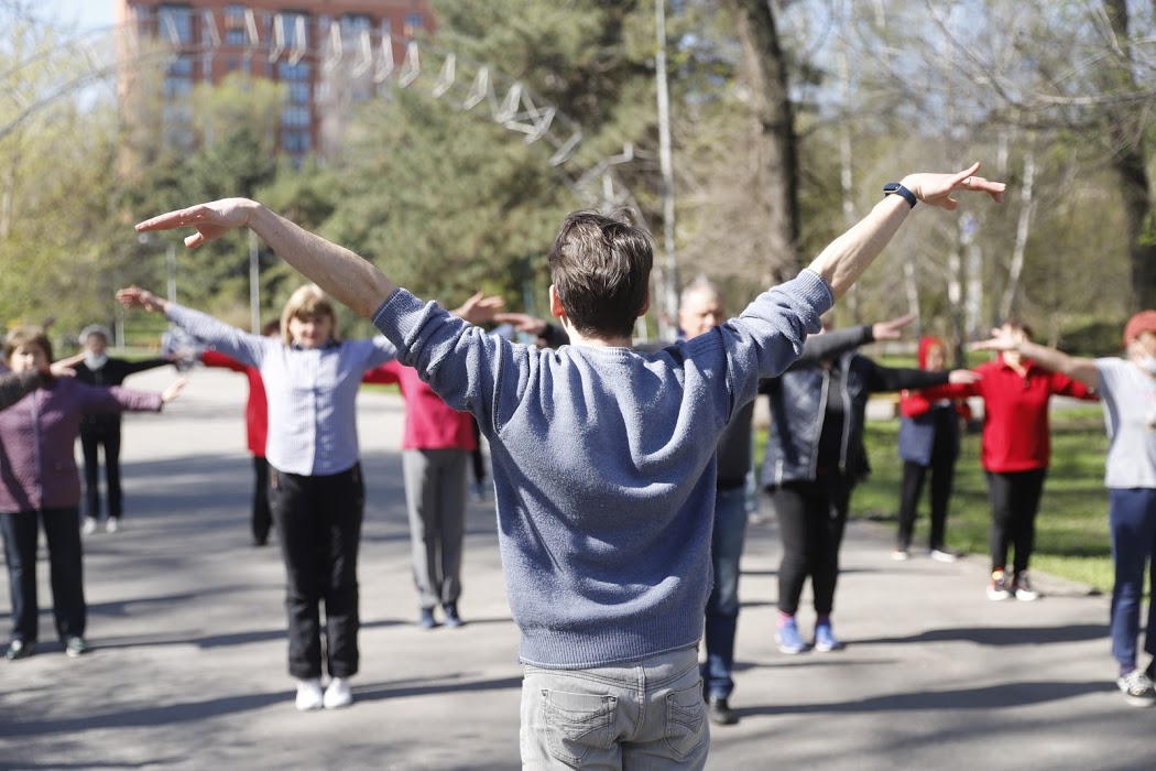 Активность на свежем воздухе: участники Университета третьего возраста делали новую оздоровительную зарядку  в парке Глобы
