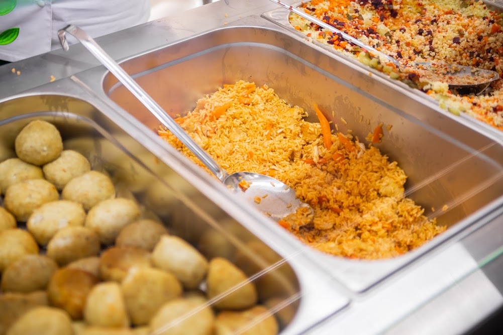 У майже 500 школах Дніпропетровщини дітей годують стравами із нового меню 