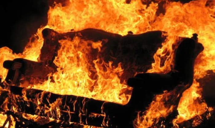 Загорелся диван: на Киевщине во время пожара чуть не погиб мужчина