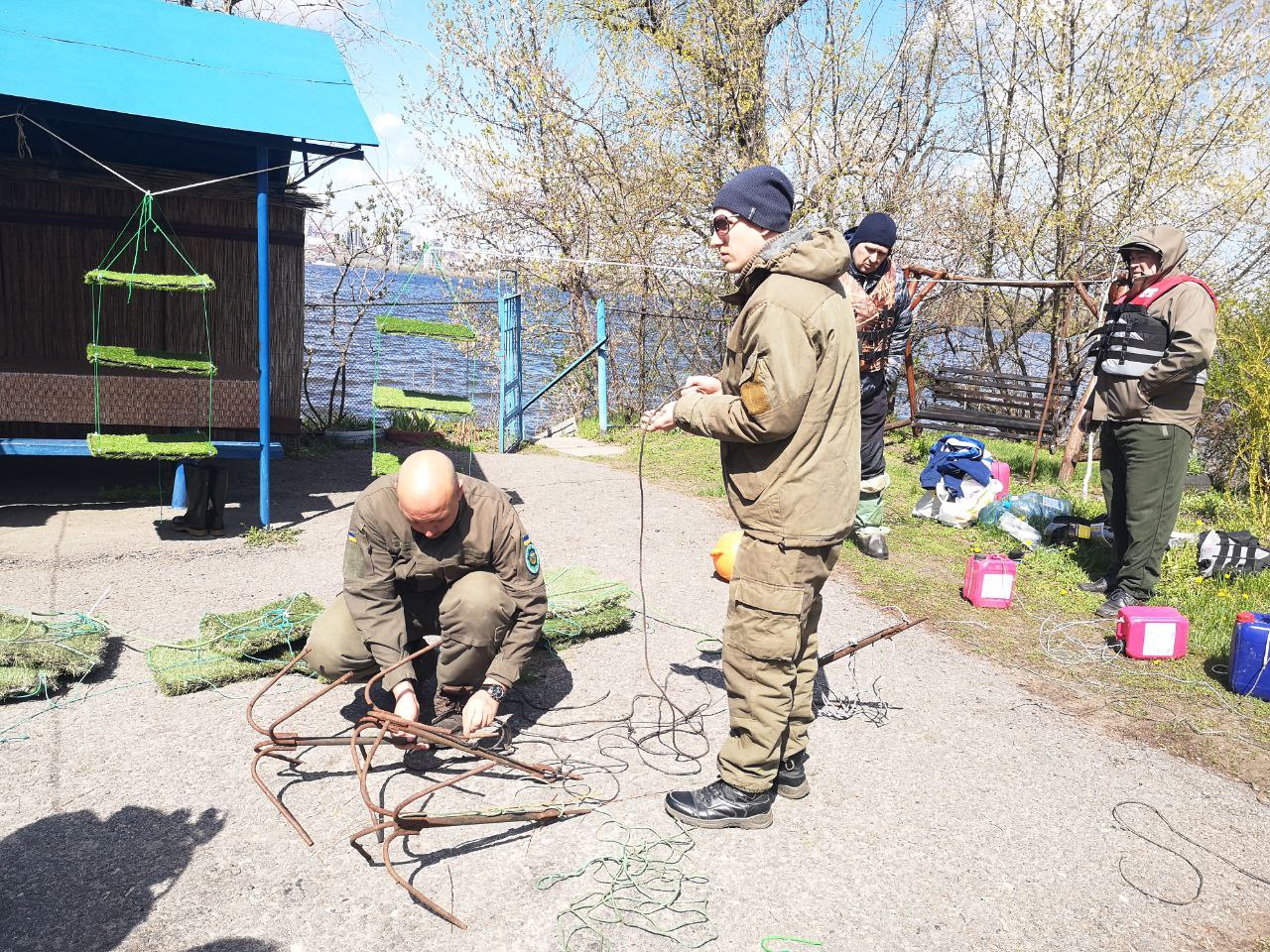 ДТЭК Днепровские электросети помог установить искусственные нерестилища на Днепре