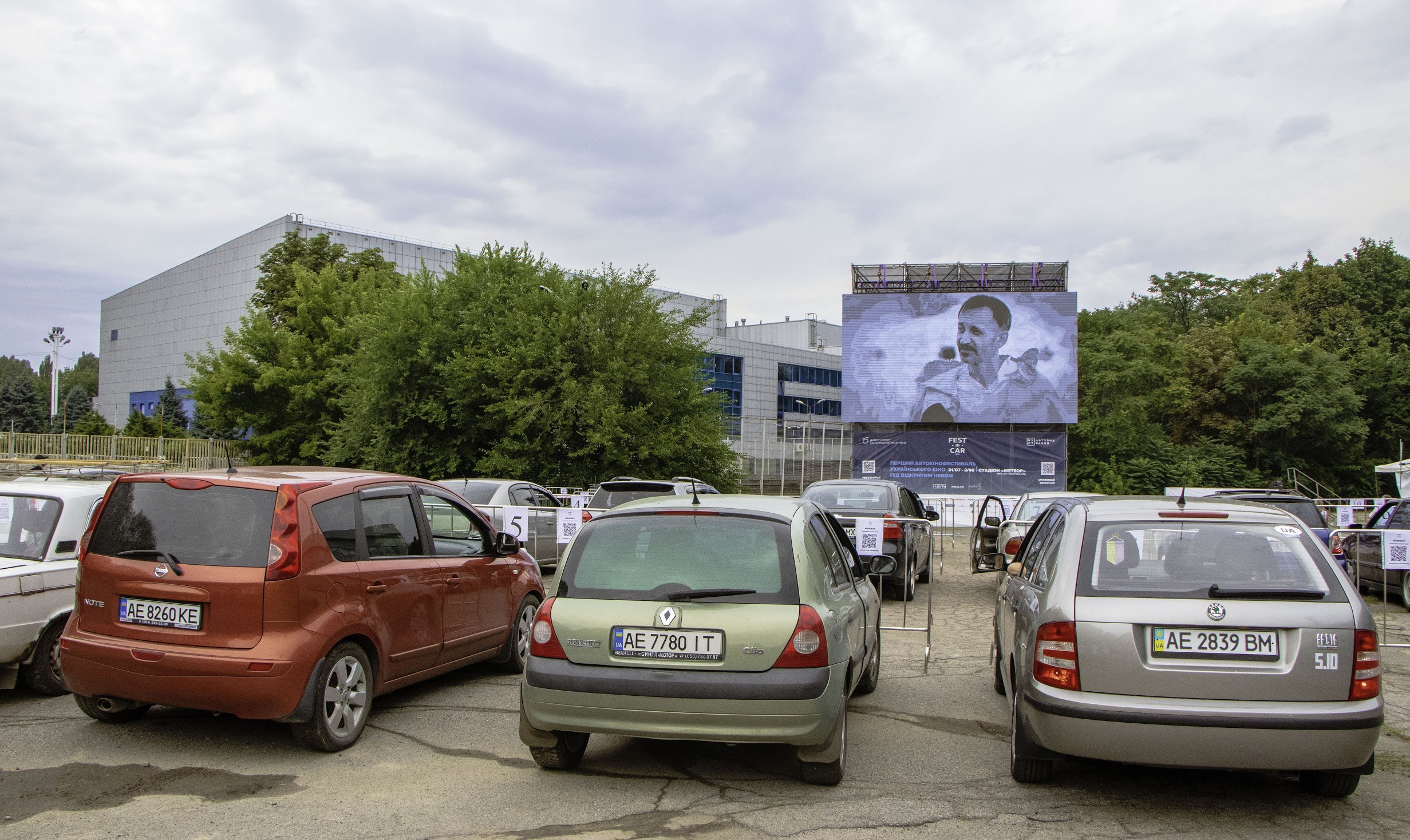 В Днепре начался первый автокинофестиваль украинского кино «FESTinCAR2020»