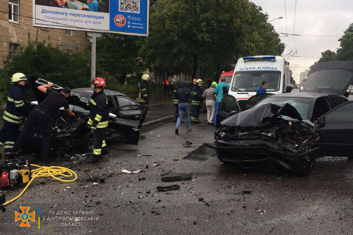 У Дніпрі внаслідок аварії водія затисло в салоні власного автомобіля: знадобилася допомога рятувальників 