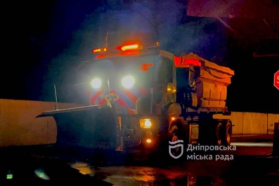 Понад 100 одиниць техніки очищають Дніпро від снігу