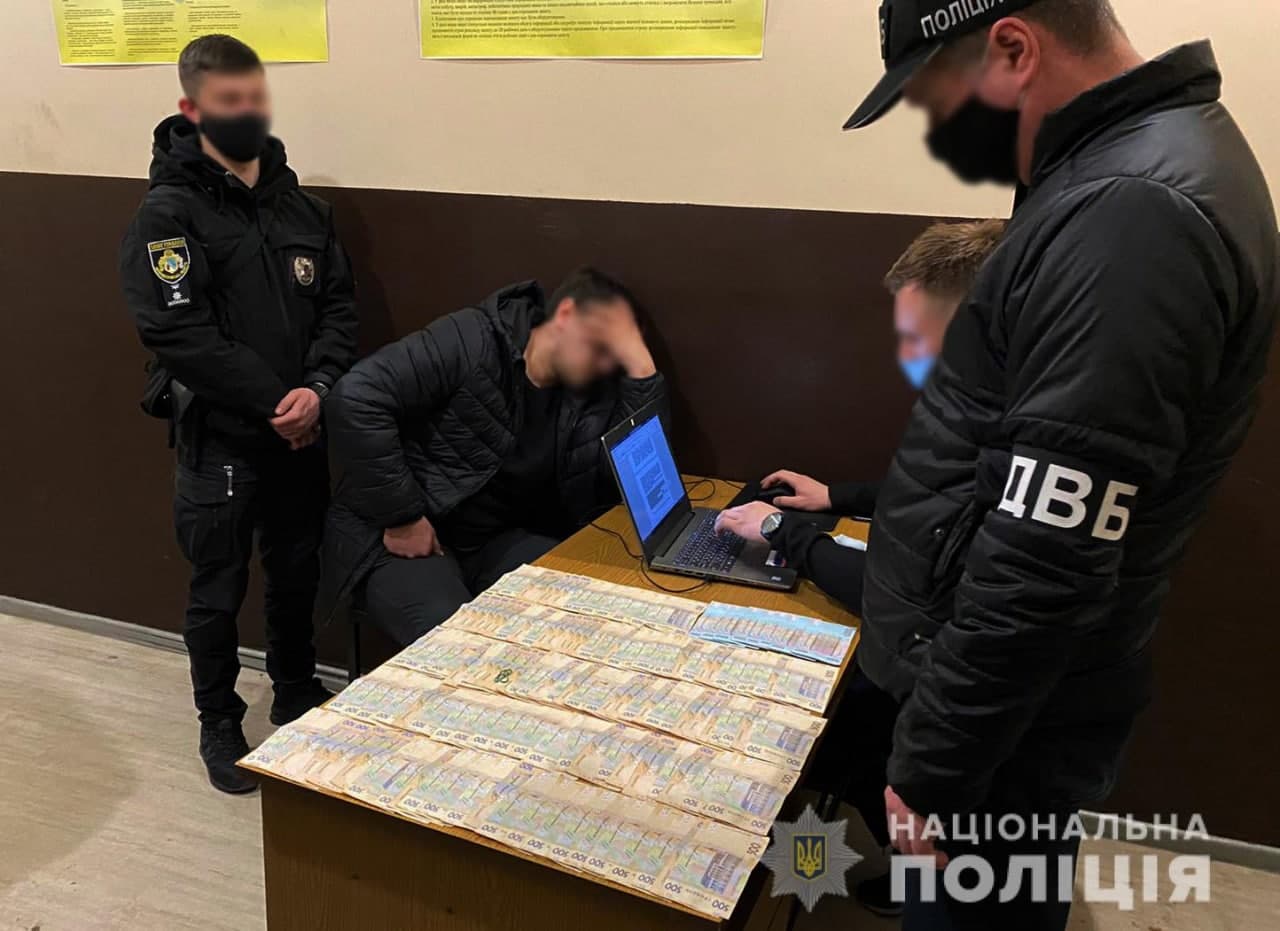 Попытка подкупа полицейского: жителя Днепра задержали в момент передачи взятки (ВИДЕО)
