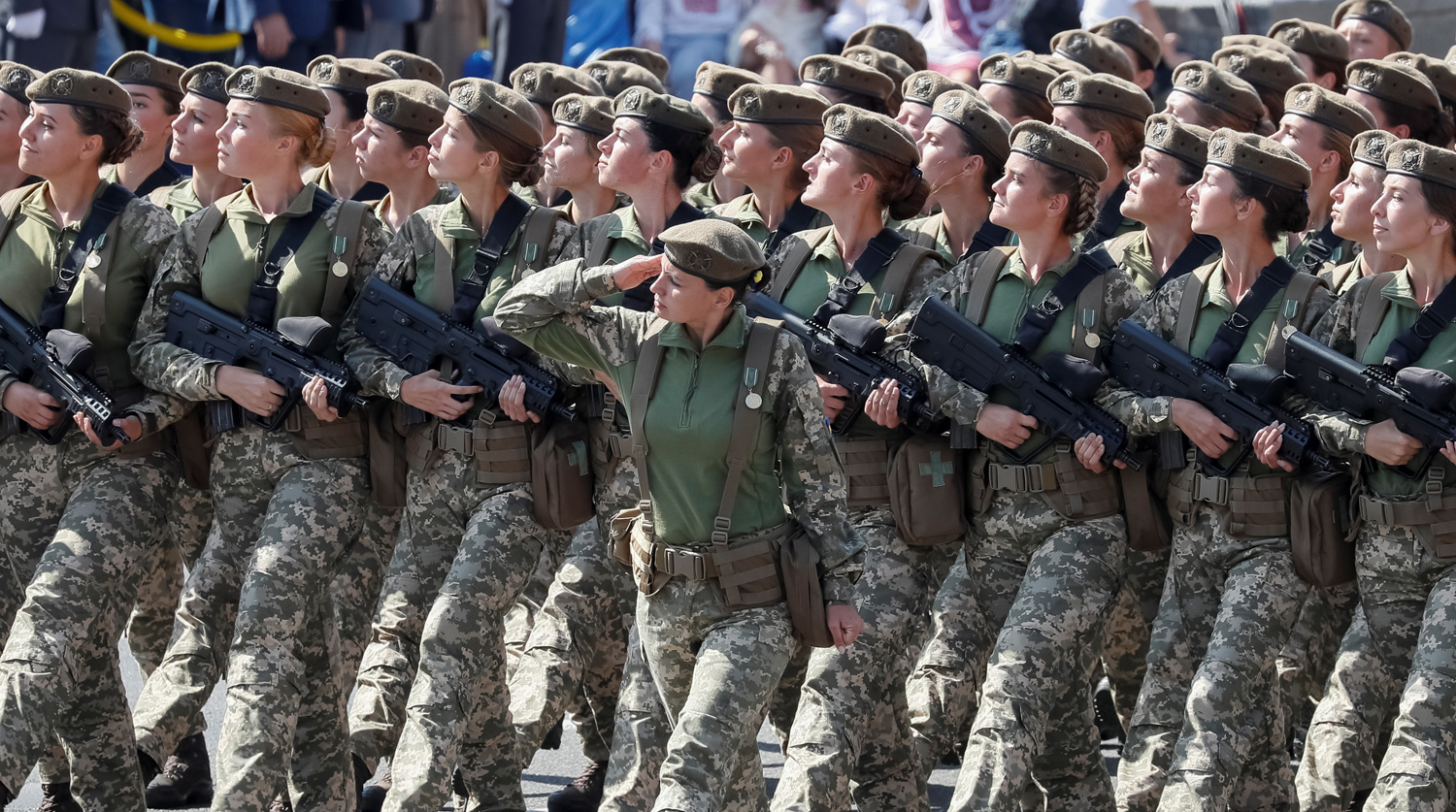 С 17 декабря украинки должны будут встать на военный учет: список профессий