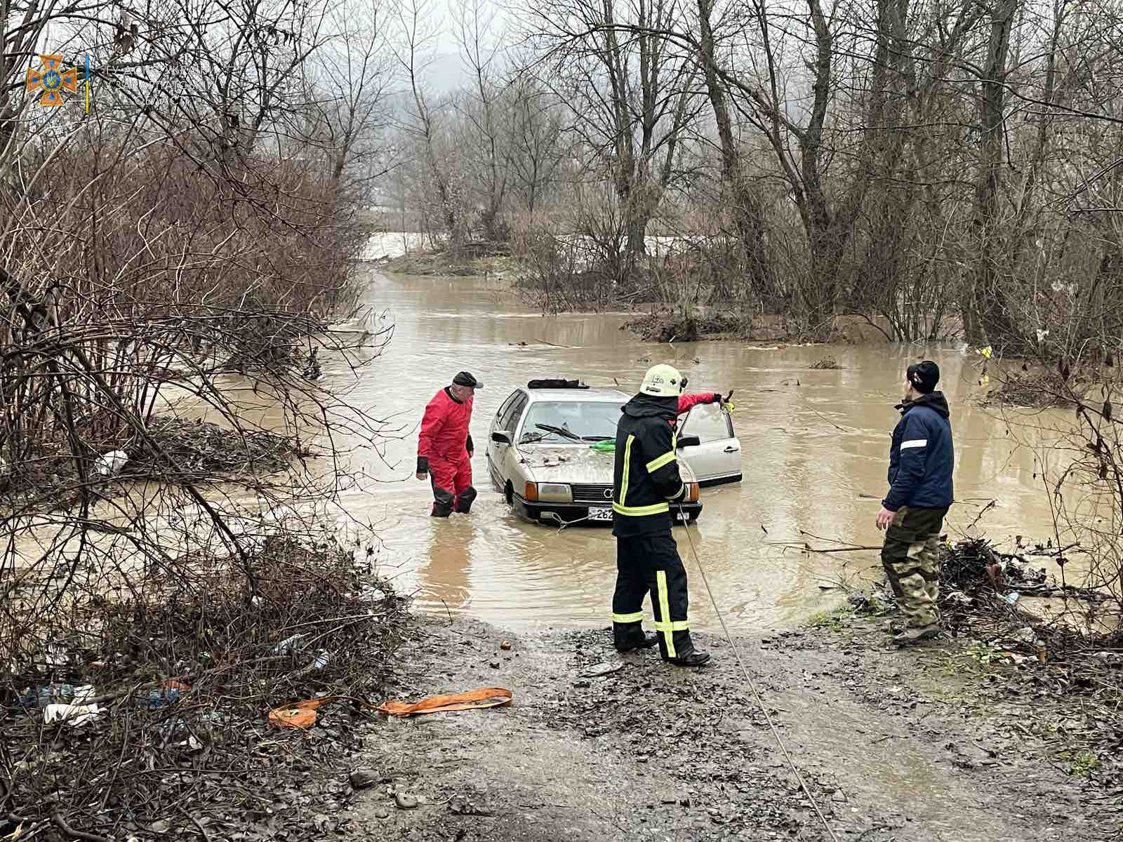 В Закарпатской области течением реки едва не унесло иномарку: понадобилась помощь спасателей