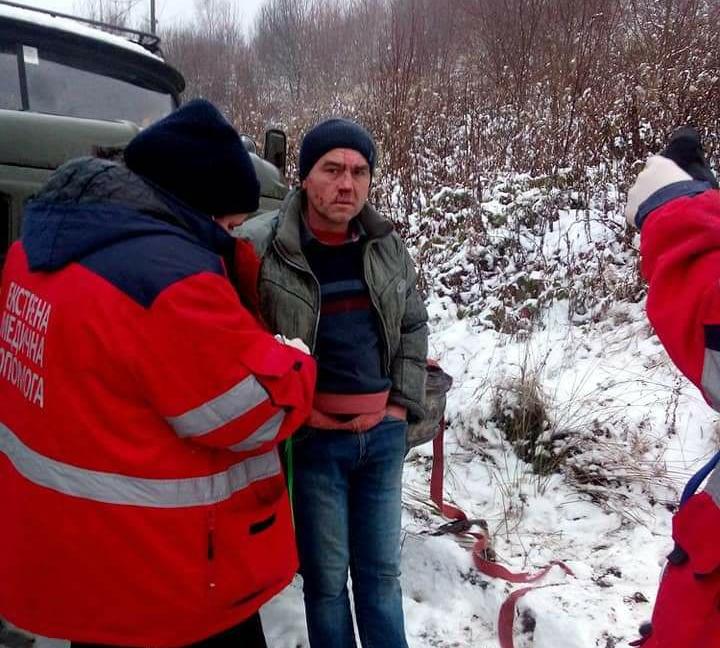 Избили и привязали к грузовику: во Львовской области “черные лесорубы” напали на журналиста