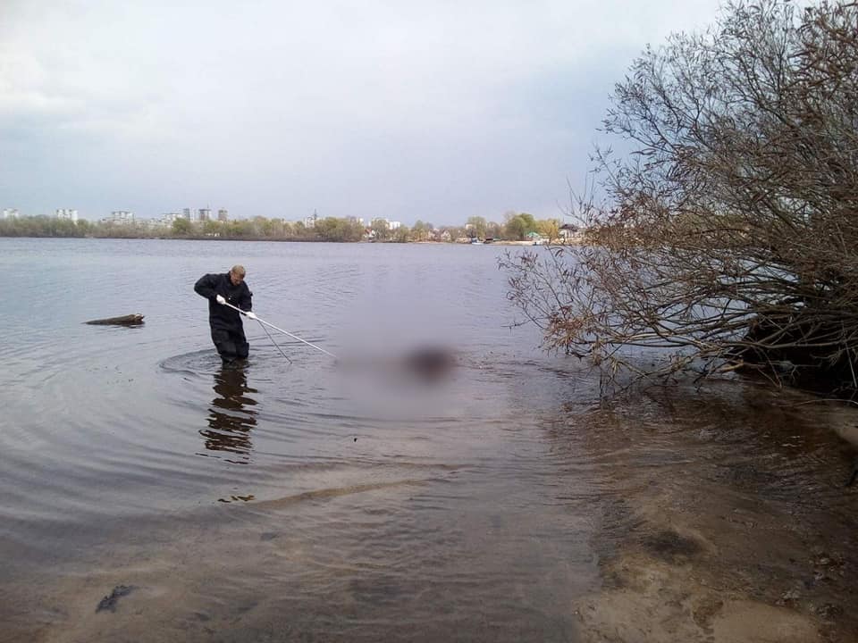 В Киеве из реки Десенка достали тело женщины (ФОТО) 