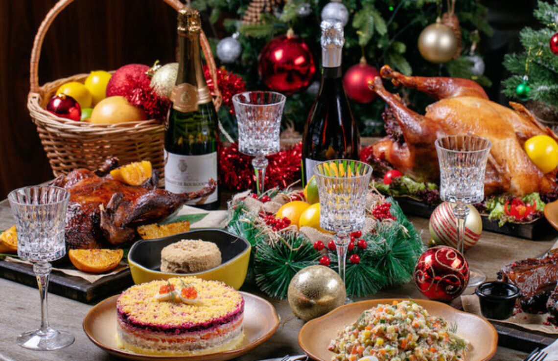 Святковий стіл без неприємних наслідків: як зберегти здоров’я під час різдвяних і новорічних застіль