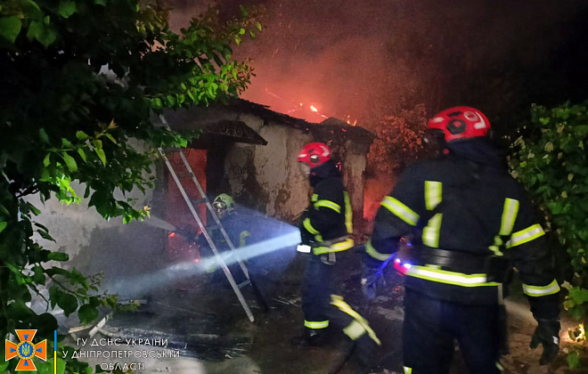 Вночі у Павлограді, що на Дніпропетровщині, зайнявся житловий будинок (ВІДЕО)