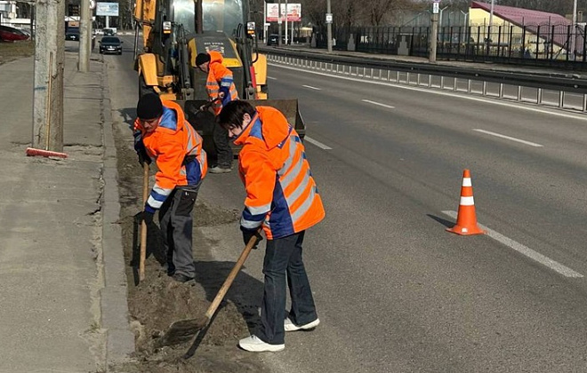 Весняне прибирання: у Дніпрі комунальники вичищають міські автошляхи та тротуари від залишків посипальної суміші та бруду