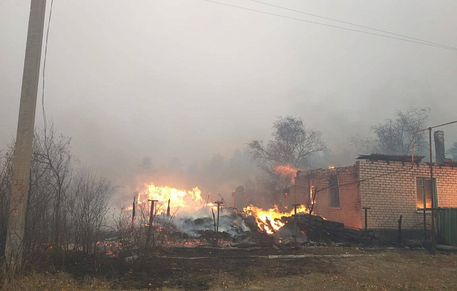 В Луганской области возник новый пожар: огонь подошел к электроподстанциям