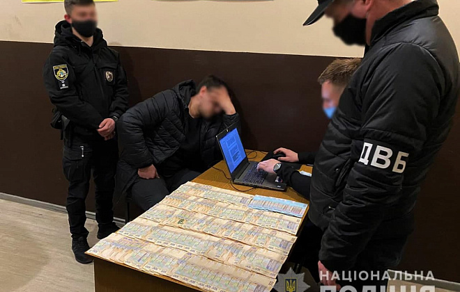 Попытка подкупа полицейского: жителя Днепра задержали в момент передачи взятки (ВИДЕО)
