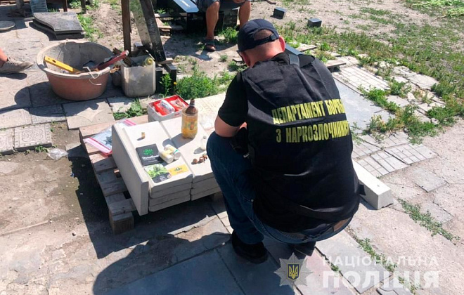 Виростив більше 100 кущів конопель та зберігав канабіс і метадон: поліціянти викрили на протиправній діяльності жителя Тернівки 