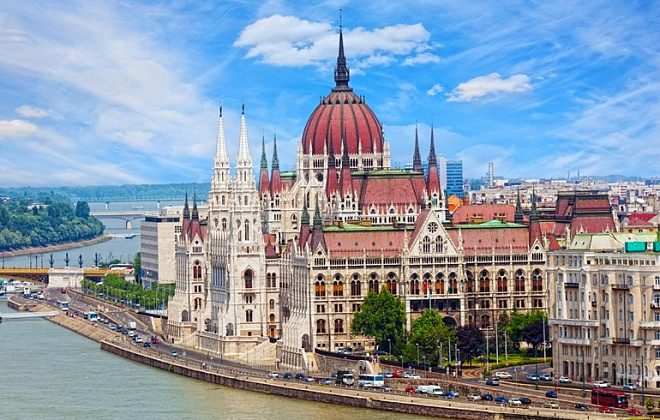Венгрия ввела комендантский час и изменила правила въезда в страну