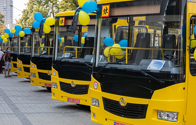 Первые 10 новых автобусов передали школам Днепропетровщины