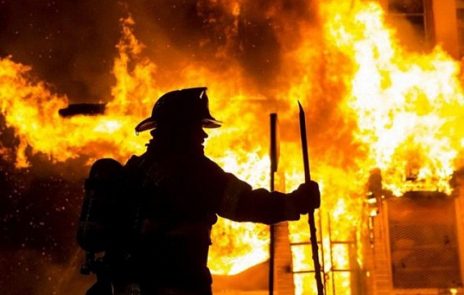 На Тернопольщине горит ферма: спасатели локализировали пожар