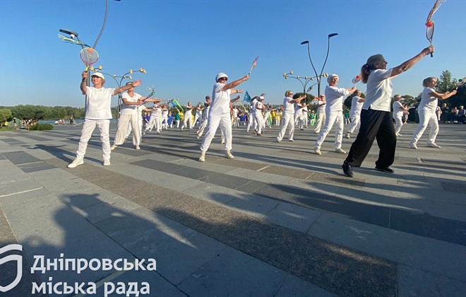 Східні танці, оздоровча гімнастика з елементами бачати та зумби: виступи учасників УТВ у сквері Прибережному