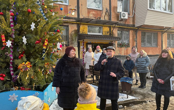 Жители Центрального района вместе со своим депутатом открыли елку и подвели итоги года