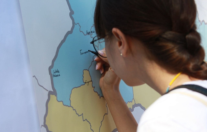 Напиши назву міста на мапі України: у Дніпрі влаштували акцію до Дня Української Державності