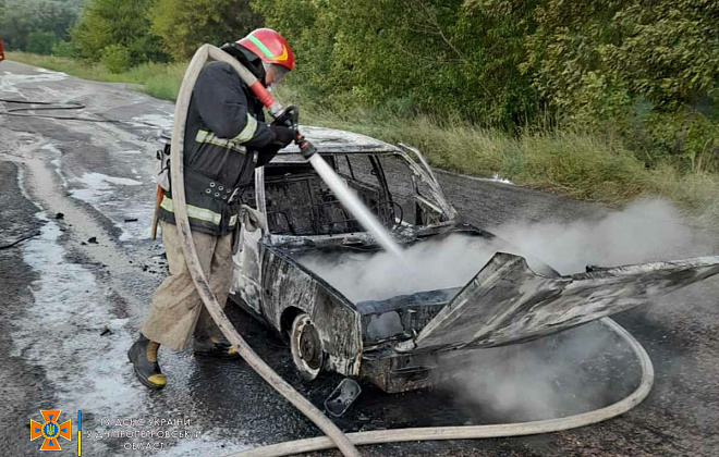 На Дніпропетровщині спалахнув автомобіль: рятувальники ліквідували загорання